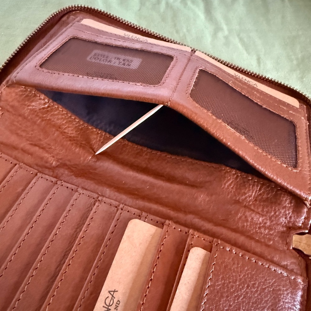Elegant Tan Leather Wallet with Embossed Design - Picture 6 of 8